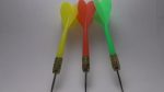 Set De 3 Dardos Deportivos Amarillo Rojo Y Verde - Imagen 6