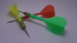 Set De 3 Dardos Deportivos Amarillo Rojo Y Verde - Imagen 5