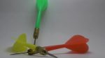 Set De 3 Dardos Deportivos Amarillo Rojo Y Verde - Imagen 3